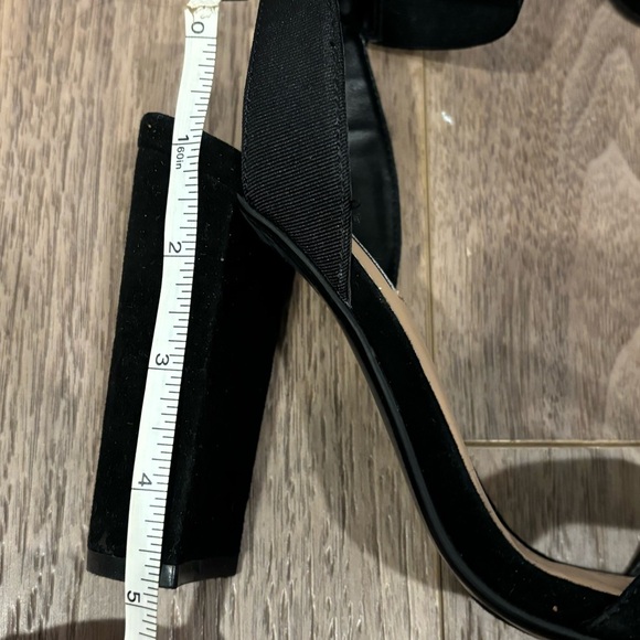 Steven Madden Celebrate Suede Block Heel Sandlas - Picture 6 of 6